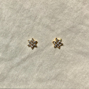 18k Gold CZ flower stud earrings