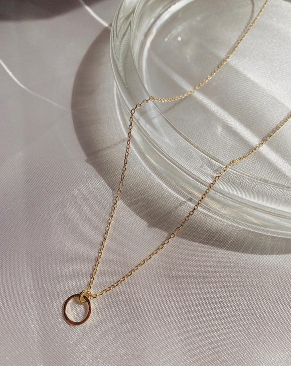 18k Gold circle pendant necklace